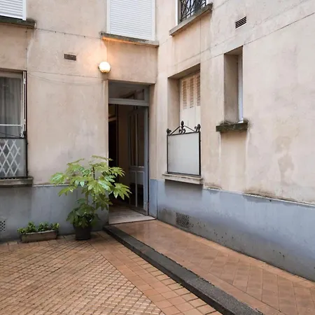 One Bedroom With Its Modern Decor - Checkprofile
