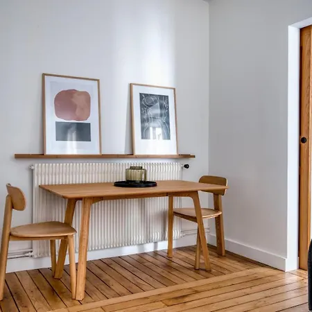One Bedroom With Its Modern Decor - Checkprofile Λεβαλουά Περέ