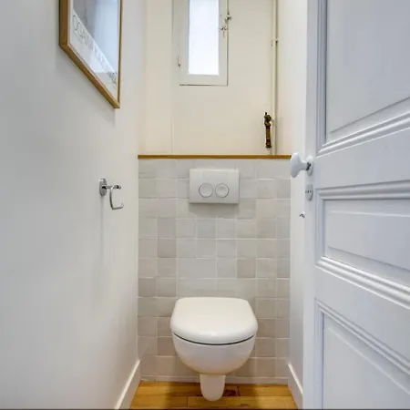 One Bedroom With Its Modern Decor - Checkprofile Apartman