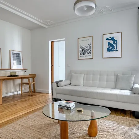 One Bedroom With Its Modern Decor - Checkprofile