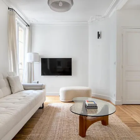 One Bedroom With Its Modern Decor - Checkprofile Apartman Levallois-Perret