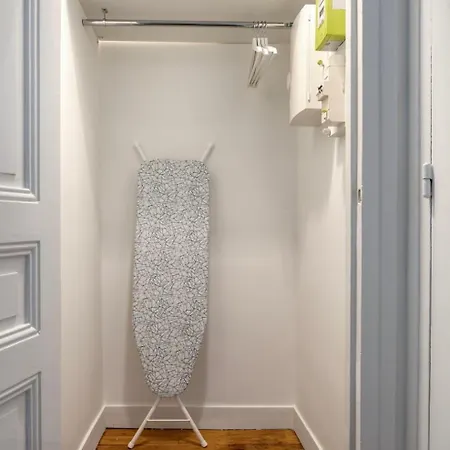One Bedroom With Its Modern Decor - Checkprofile
