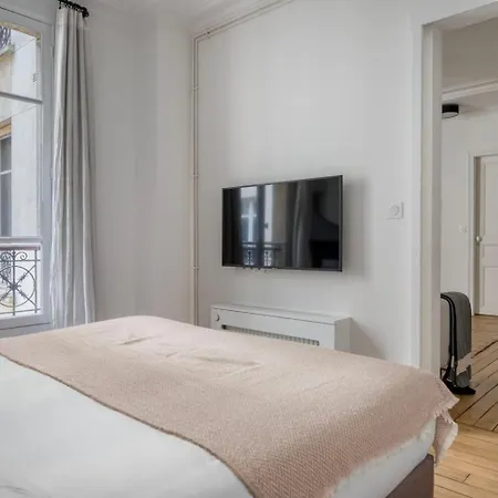One Bedroom With Its Modern Decor - Checkprofile Apartman *
