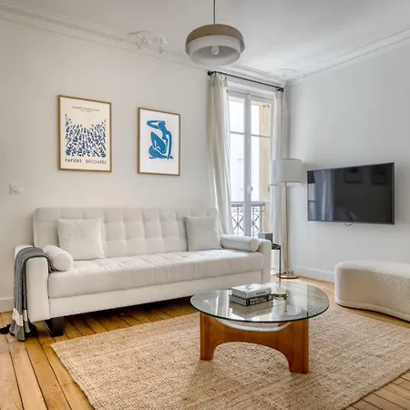 One Bedroom With Its Modern Decor - Checkprofile Apartman Levallois-Perret
