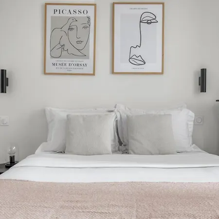 One Bedroom With Its Modern Decor - Checkprofile Apartman